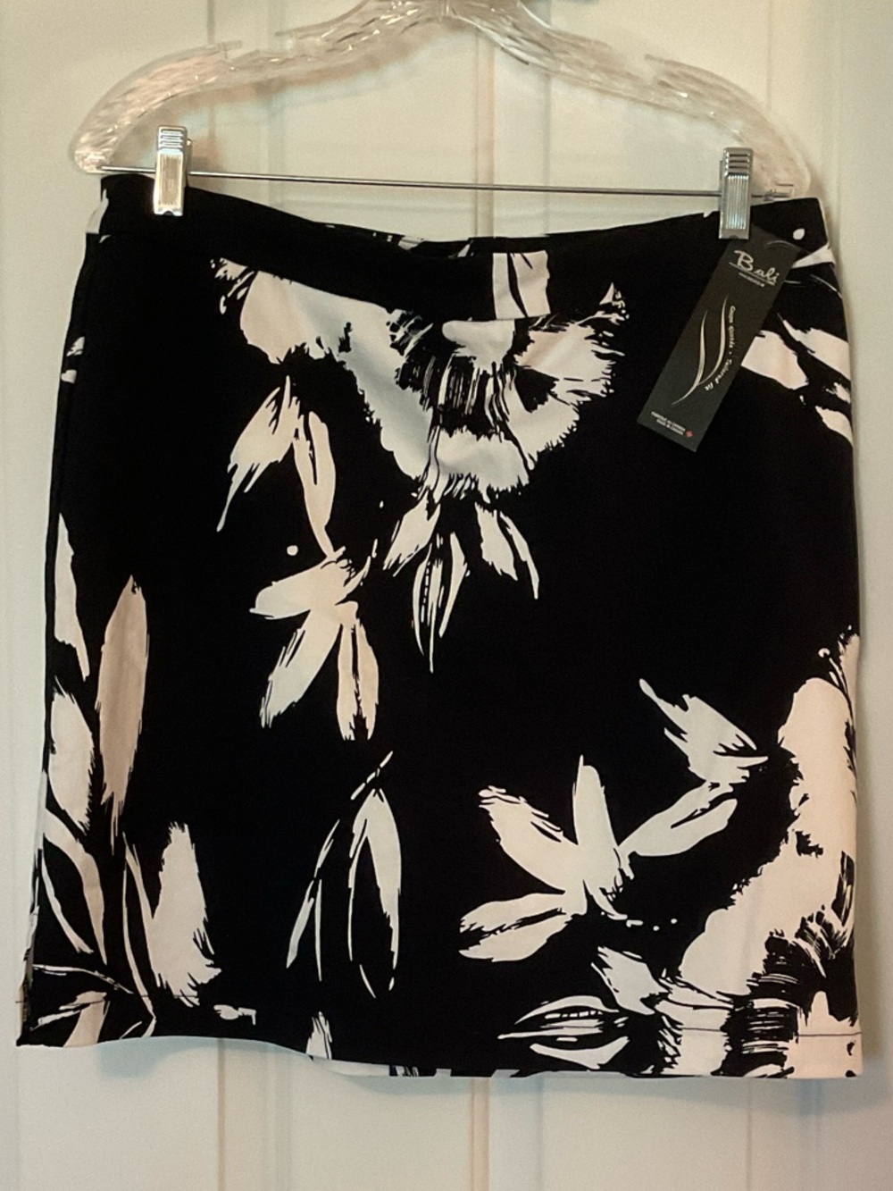 Bali Corp. Women’s Golf Skort Black Floral Size 14 NWTs